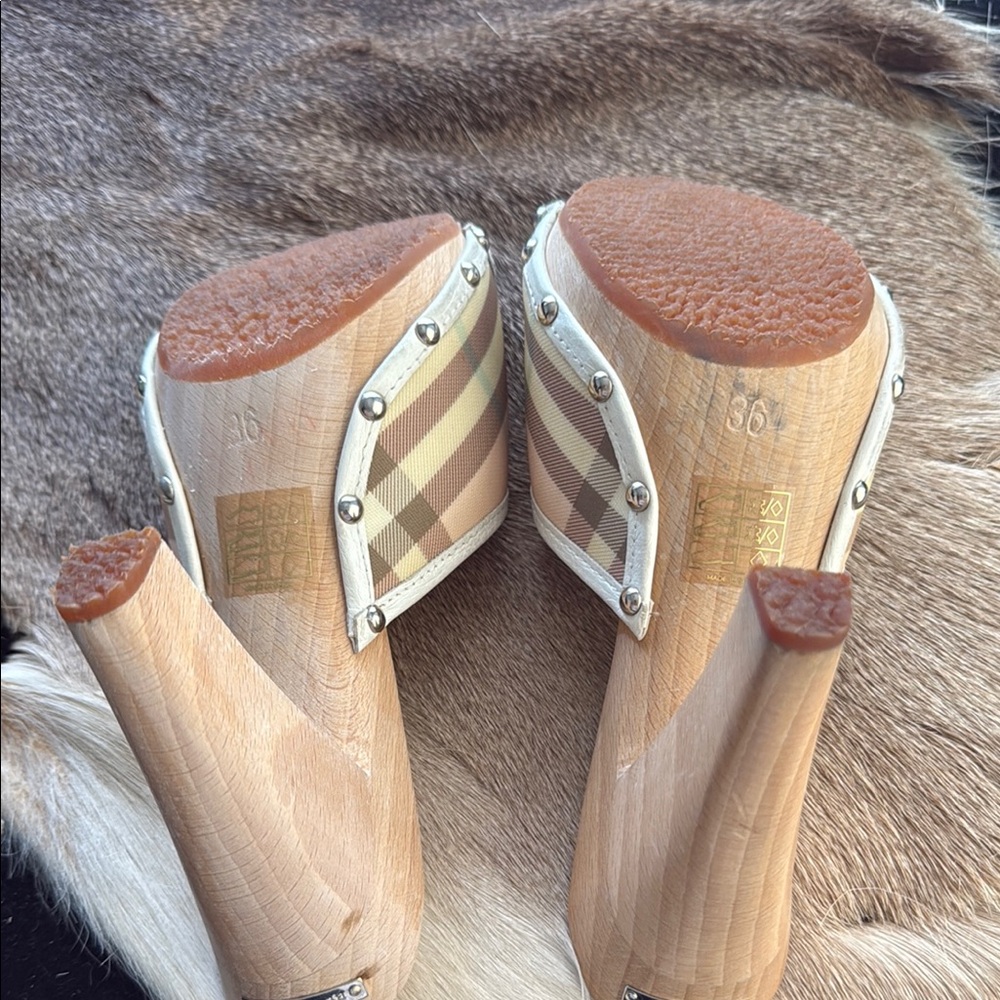 Burberry  Nova Cream and Tan Mules with Elegant Design - Picture 9 of 10